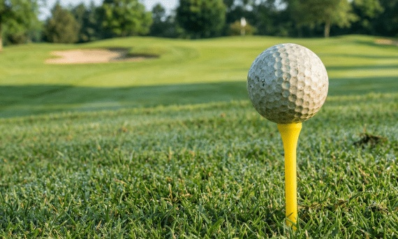 Jak dobrać wysokość tee do konkretnego kija golfowego?